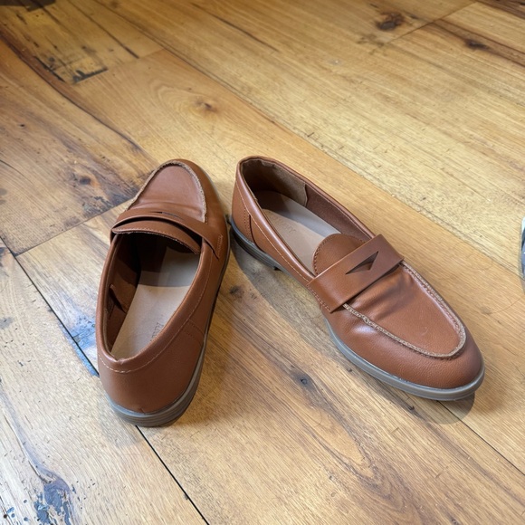 Women’s Old Navy Cognac Modern Loafers - Picture 2 of 4
